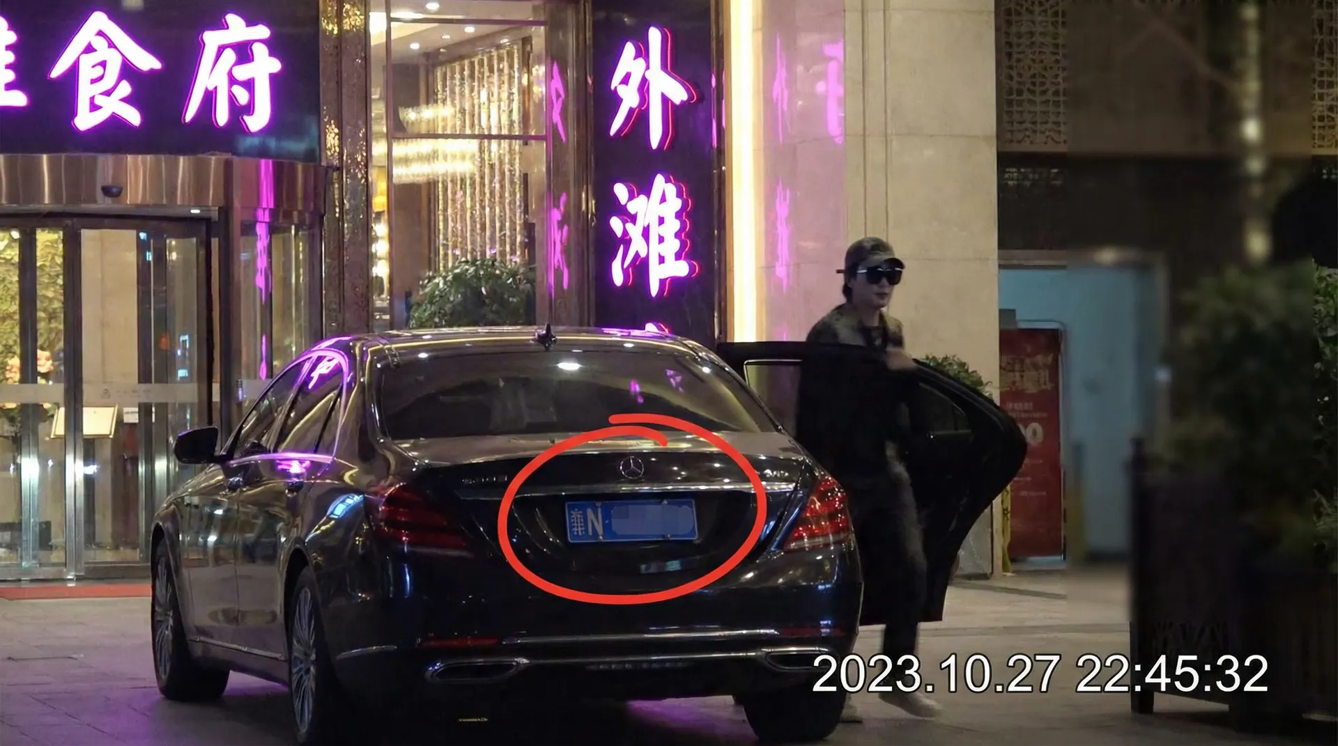 黑料-黑料网最新黑料爆料与明星黑料新闻| - 豪车餐厅外偷拍